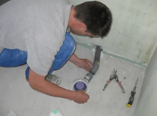 loodgieter installeerd italiaanse douche